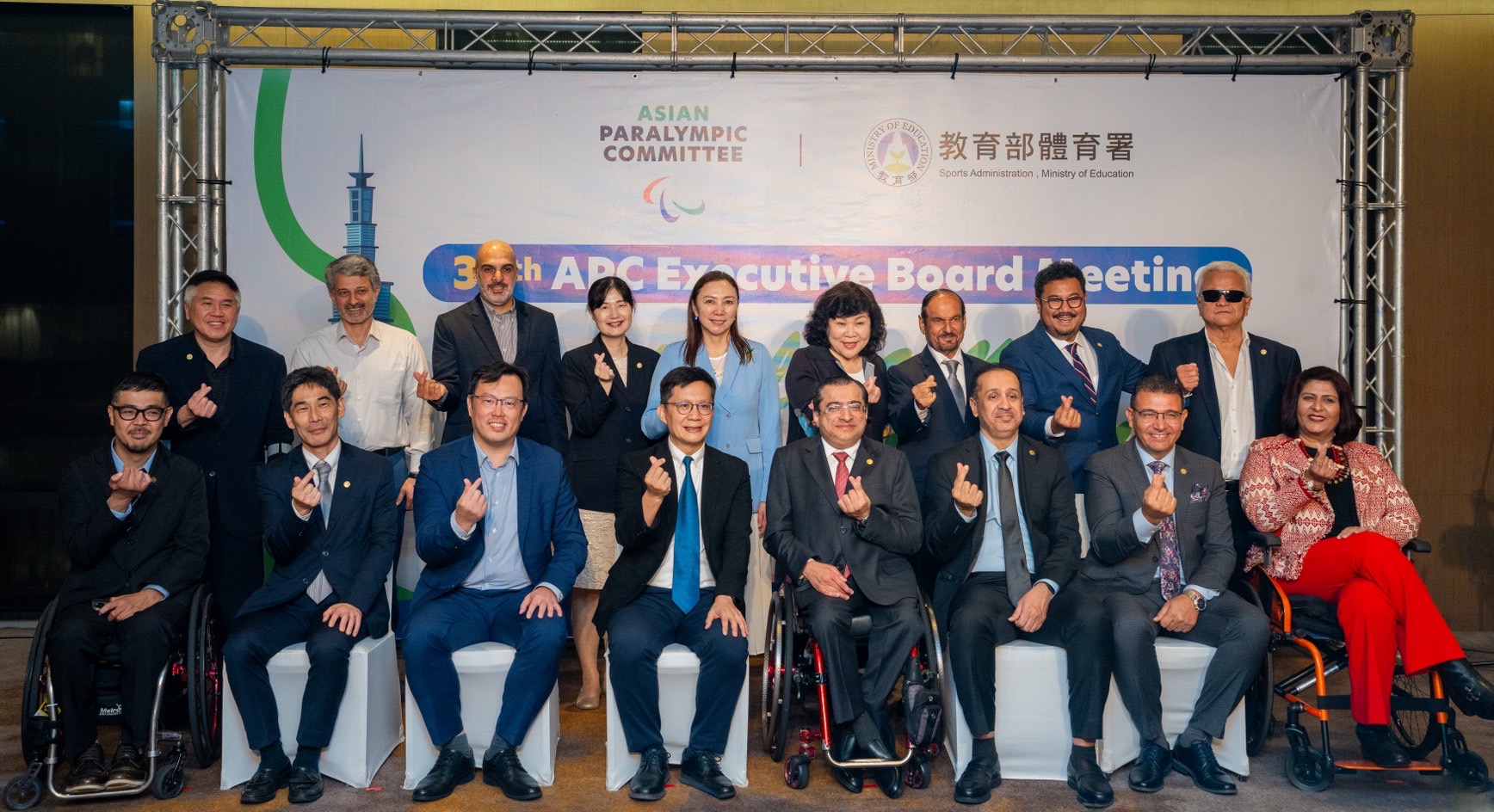 (圖)The Executive Board Meeting of the Asian Paralympic Committee (APC) came to a successful conclusion on October 24. Deputy Minister of Education Chang Liao Wan-chien (front row, 4th from left) and Sports Administration Director-General Cheng Shih-chung (front row, 3rd from left) hosted a special banquet in honor of APC President Majid Rashed ( Front row, 4th from right ) and executive board members of each country.